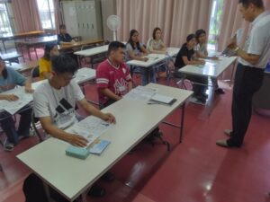 警察官から日本のルールを学んでいる研修生