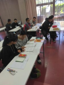 椅子に座って座学に取り組む実習生たちの様子