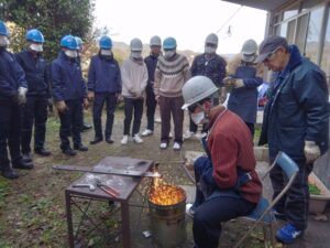 ガス溶接技能講習の実技でバーナーを使用して基本動作を練習する実習生の様子