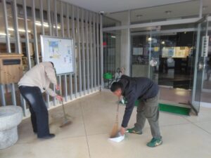 周囲に配慮しながら掃除に取り組む実習生の様子