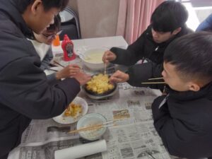 たこ焼きを作る外国人技能実習生