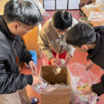 外国人技能実習生がごみを分別している様子