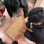 外国人技能実習生が段ボールを括っている様子