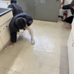 キッチンの床を清掃する様子