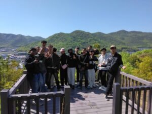 天津神社で撮影した実習生たちの集合写真