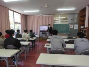 授業プリントを使って日本語の名詞を学んでいる様子