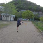 隣接するグラウンドでサッカーを楽しむ実習生の様子