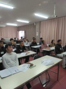 教室で講習を受ける実習生の様子