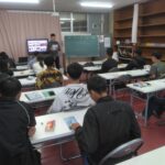 自分の生い立ちや趣味について詳しく発表する実習生の様子