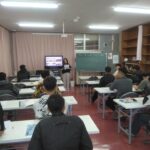 自分の生い立ちや趣味について詳しく発表する実習生の様子