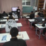 自分の生い立ちや趣味について詳しく発表する実習生の様子