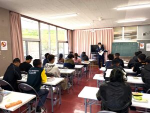 教室で警察講習を受けている実習生たちの様子