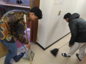 掃き掃除をする実習生の様子