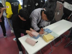 雑巾に名前を書く実習生の様子