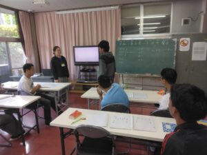 二人ペアになり、体調不良時の対応について日本語でロールプレイング発表を行う実習生たち
