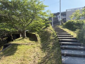 Neo研修センターの駐車場から階段を下りた先の風景