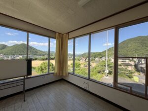 2階の講習室から見渡すグラウンドと周辺の山々の眺望
