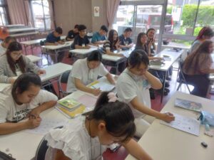 前方の教壇側から、机に座って講習を受けている実習生たちを写した写真