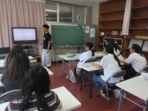 講習中に実習生が一人ずつ前に出て、先生役を務めている様子