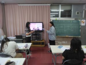 教室の前方に立ちみんなの前で発表の練習や本番を行っているペアの外国人技能実習生