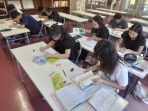 教室の前方右側から撮影した机に向かって文法の授業を受ける実習生たち