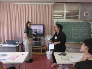 会話の授業で教室の前に立ちペアで会話を発表する実習生たち