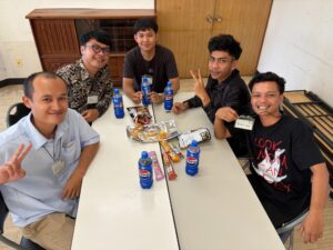 3つ目の卓で日本のお菓子を囲んで食べている実習生たちの様子