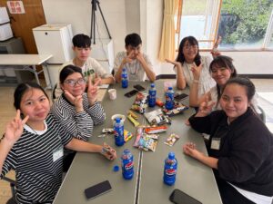 2つ目の卓で日本のお菓子を囲んで食べている実習生たちの様子